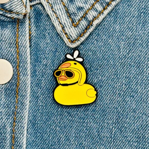 Yellow Duck Enamel Pin With Sunglasses & Propeller Hat Cartoon Enamel Pin Broch - Picture 1 of 6